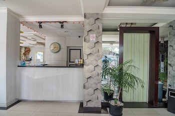 reddoorz plus near mangga besar station 2