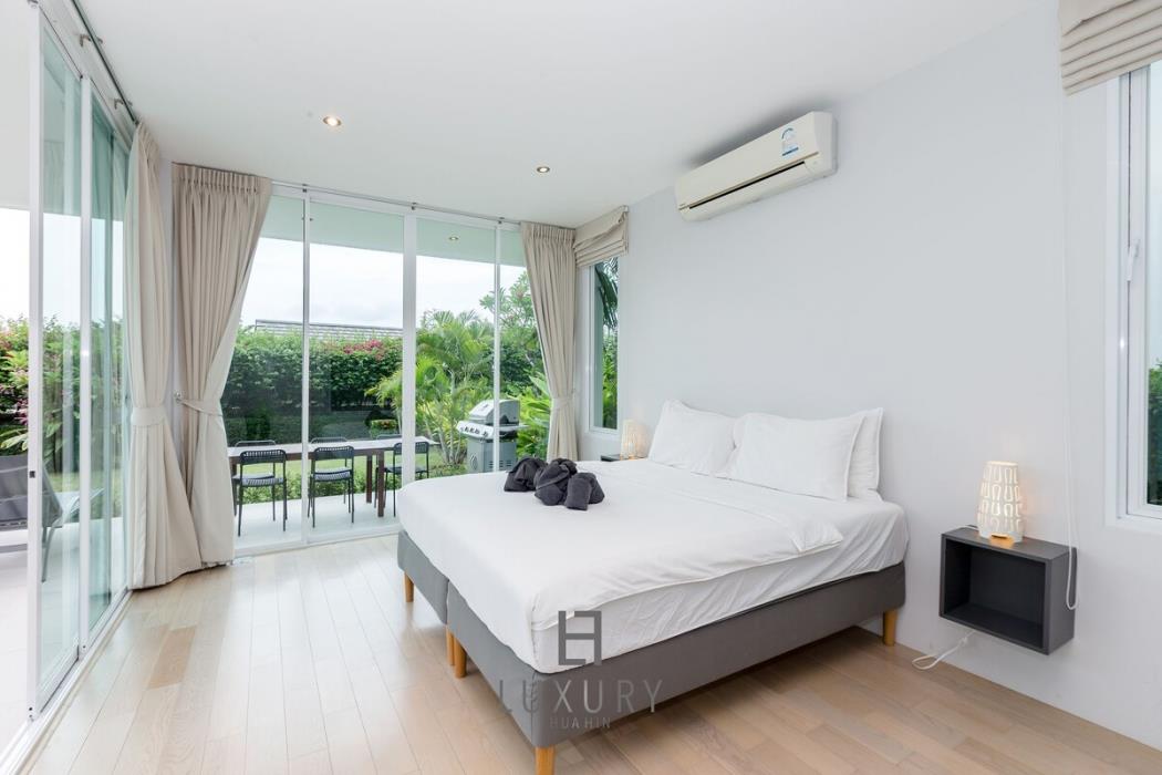 phu montra villa with ocean view a4