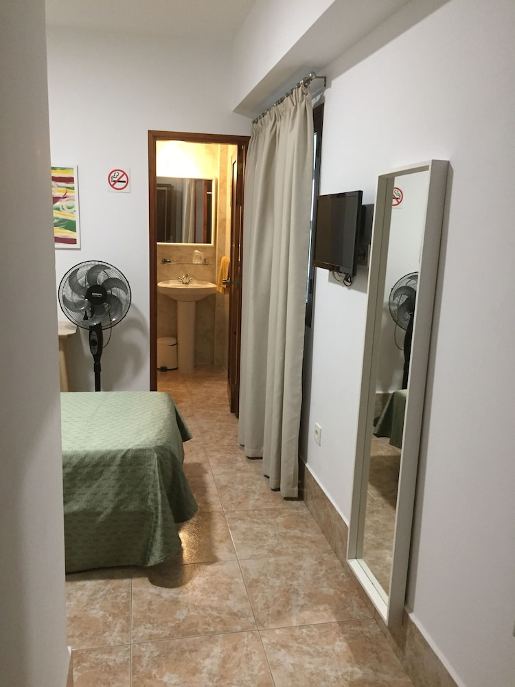 hostal residencia cardona