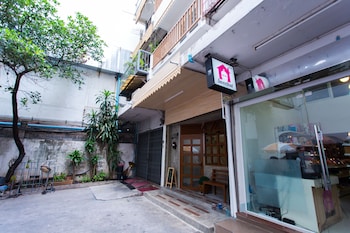 tini kati hostel silom bird house