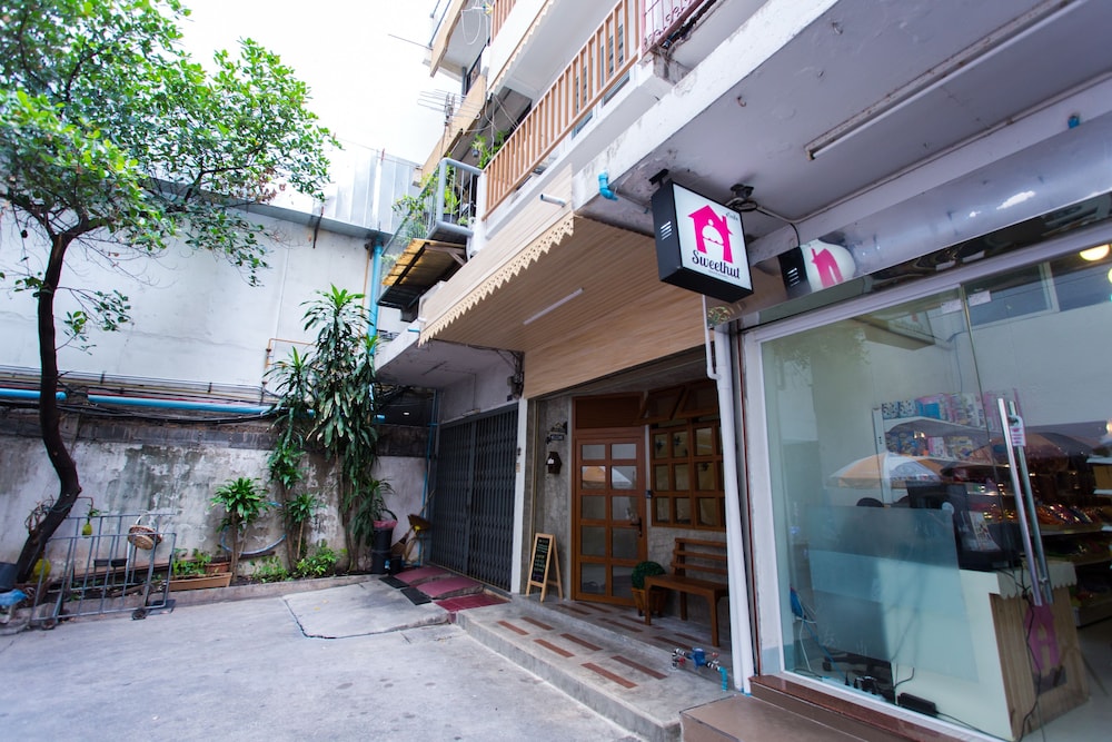 tini kati hostel silom bird house