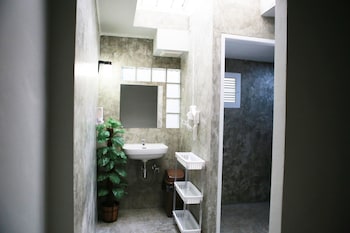 tini kati hostel silom bird house