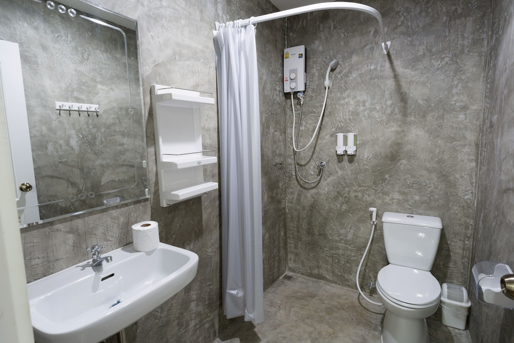 tini kati hostel silom bird house