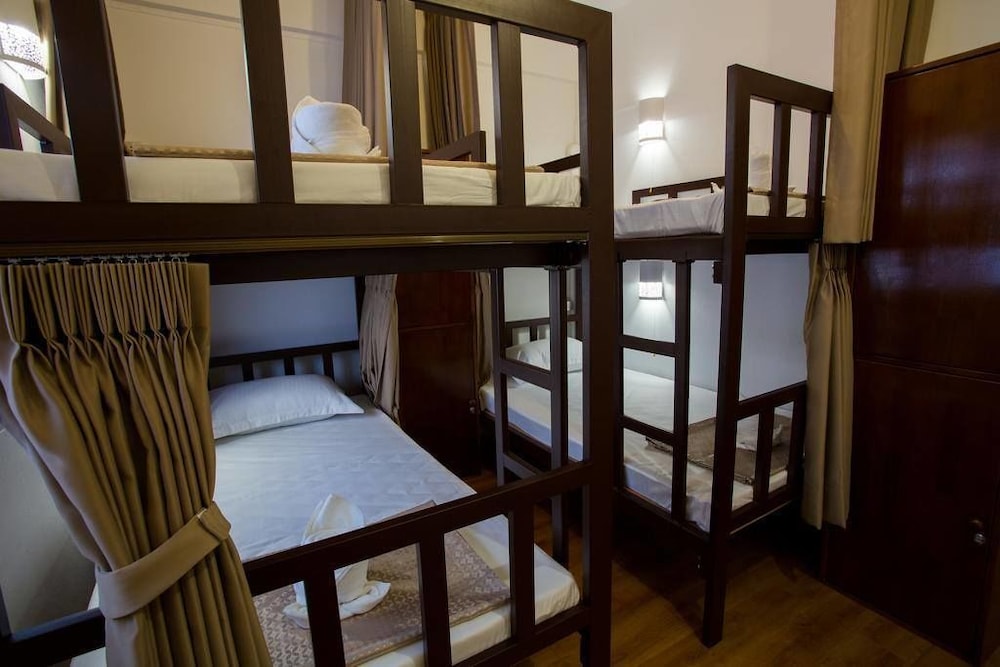 tini kati hostel silom bird house