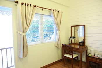 tini kati hostel silom bird house
