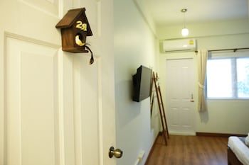 tini kati hostel silom bird house