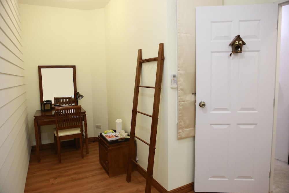 tini kati hostel silom bird house