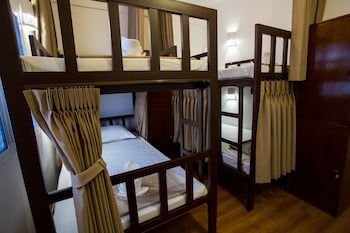 tini kati hostel silom bird house