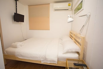 tini kati hostel silom bird house