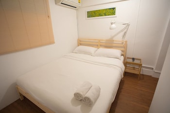 tini kati hostel silom bird house