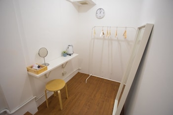 tini kati hostel silom bird house