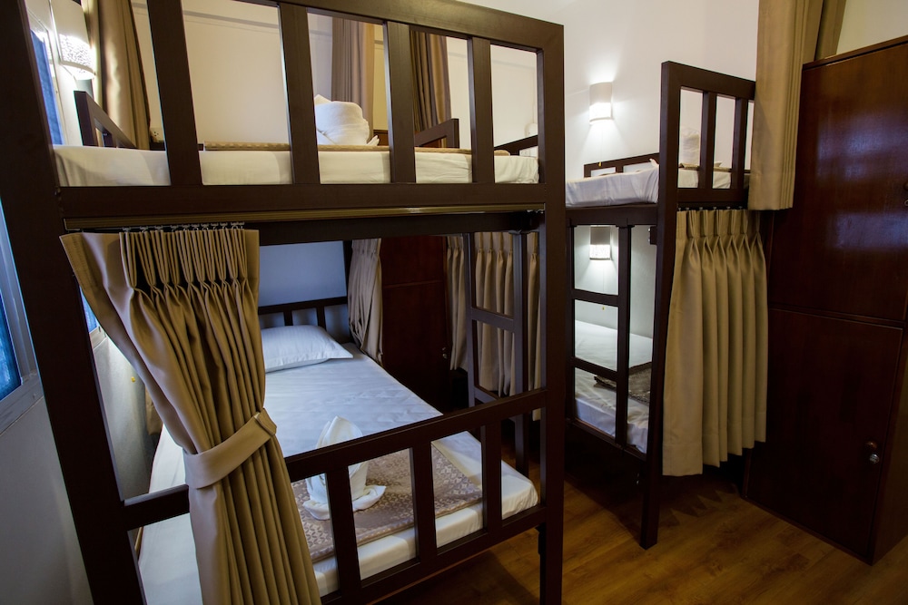 tini kati hostel silom bird house