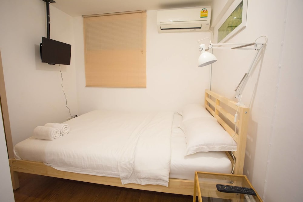 tini kati hostel silom bird house