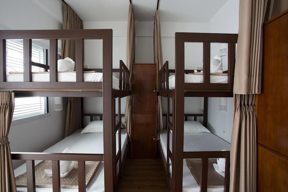 tini kati hostel silom bird house