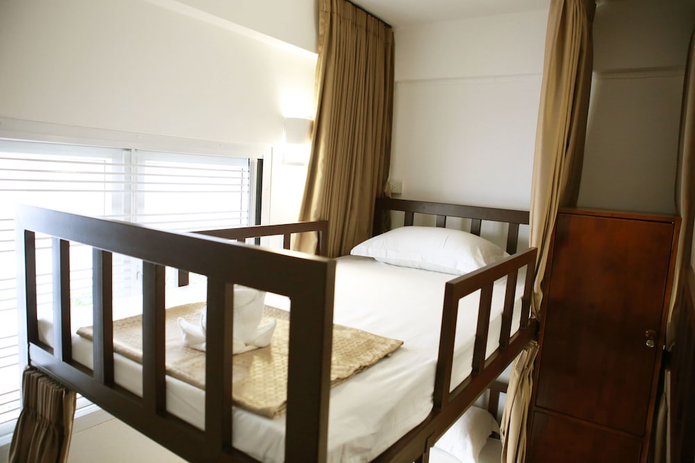 tini kati hostel silom bird house