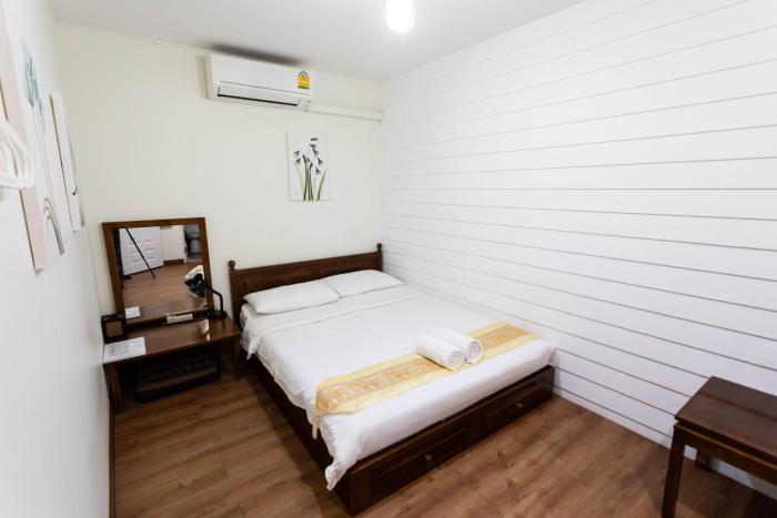 tini kati hostel silom bird house