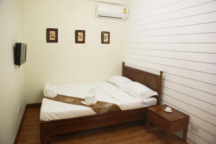 tini kati hostel silom bird house