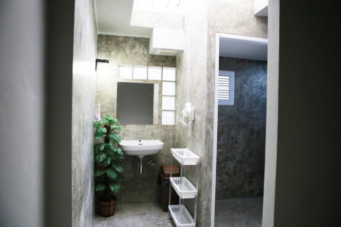 tini kati hostel silom bird house