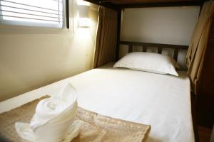 tini kati hostel silom bird house