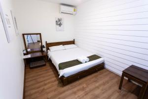 tini kati hostel silom bird house