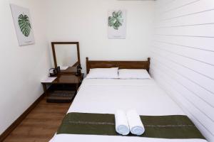tini kati hostel silom bird house