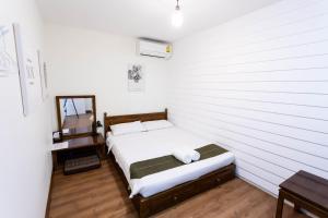 tini kati hostel silom bird house