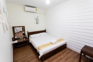 tini kati hostel silom bird house