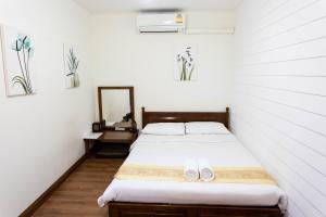 tini kati hostel silom bird house
