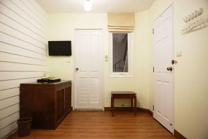 tini kati hostel silom bird house