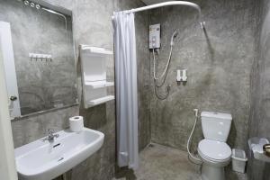 tini kati hostel silom bird house