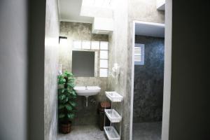 tini kati hostel silom bird house