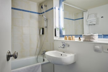 kyriad niort la creche