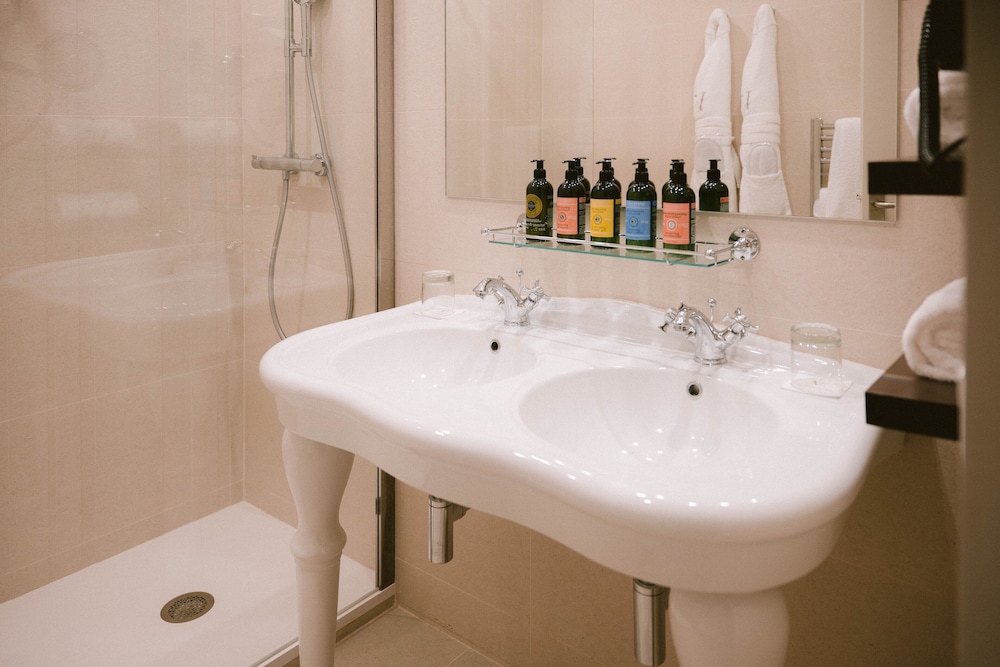 le vallon de valrugues hotel spa and villas