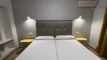 apartamentos poniente playa