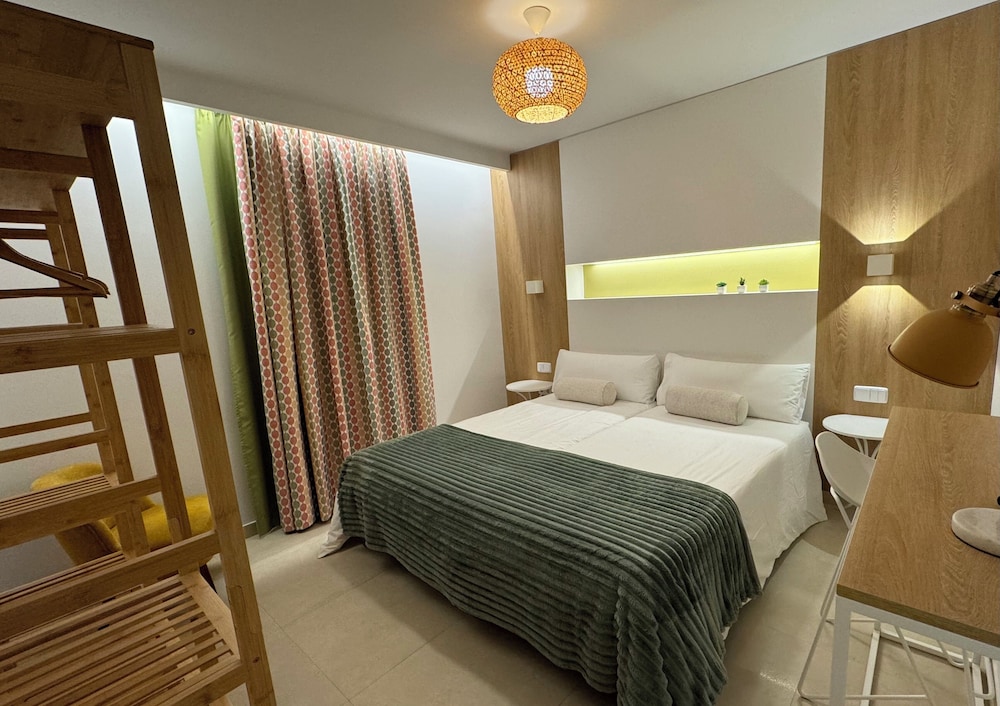 apartamentos poniente playa