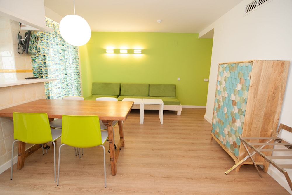 apartamentos poniente playa