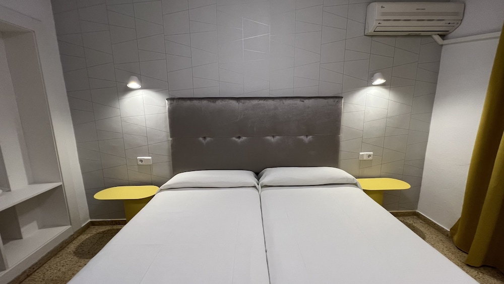 apartamentos poniente playa