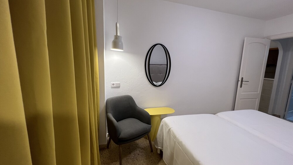 apartamentos poniente playa