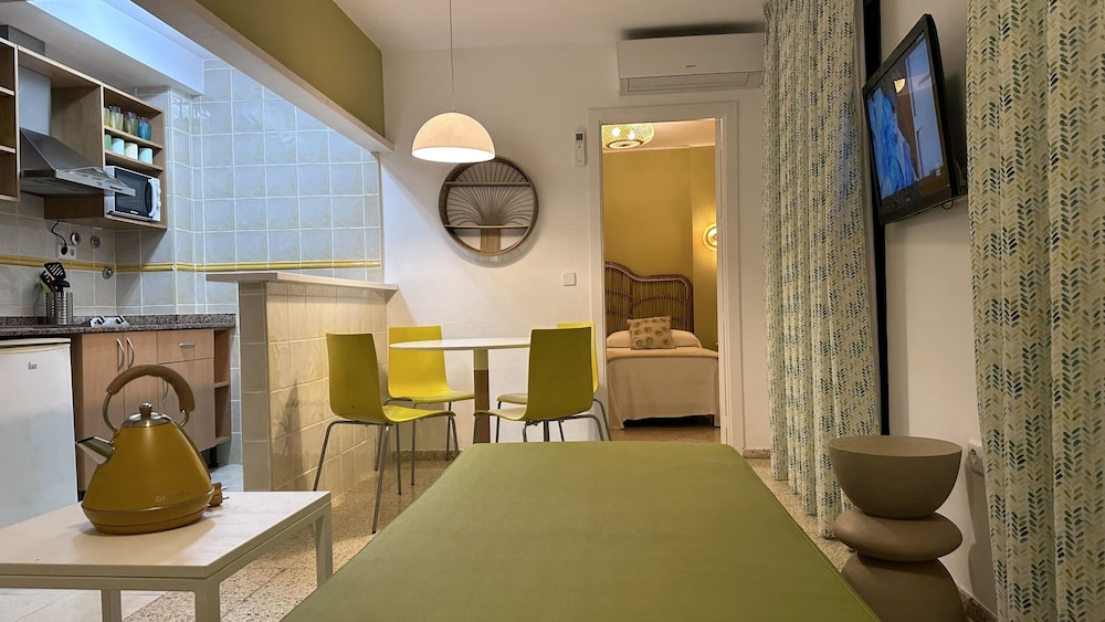 apartamentos poniente playa