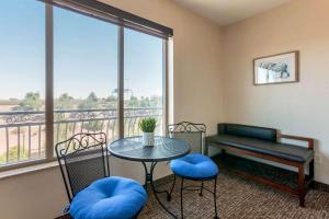 comfort suites glendale state farm stadium area
