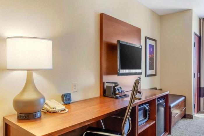 comfort suites glendale state farm stadium area