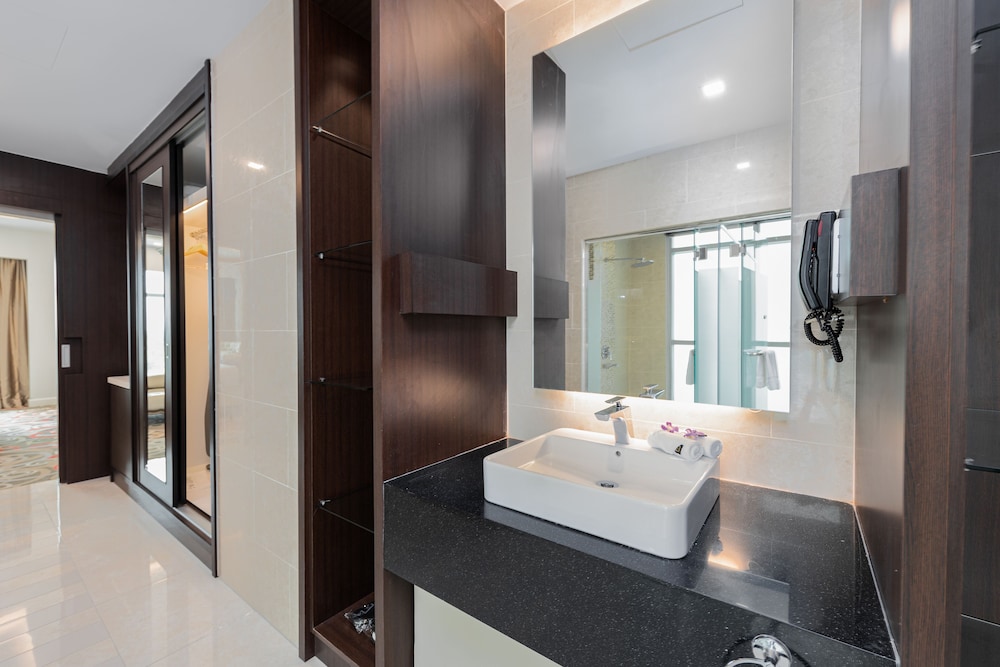 raia hotel and convention centre kuching