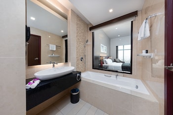 raia hotel and convention centre kuching