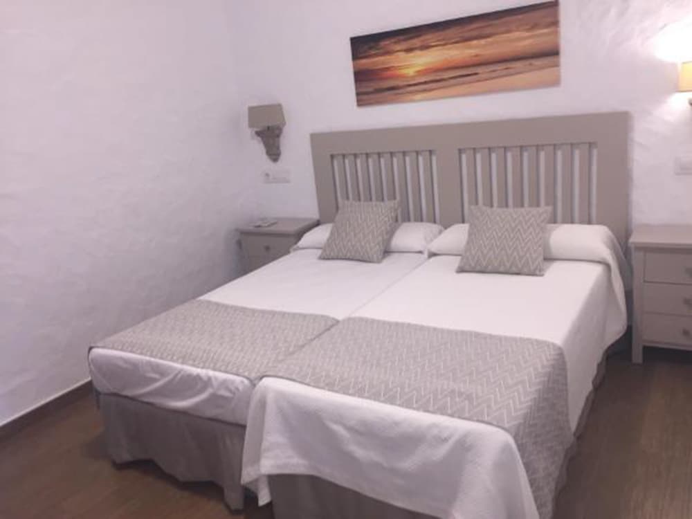 hotel almadraba