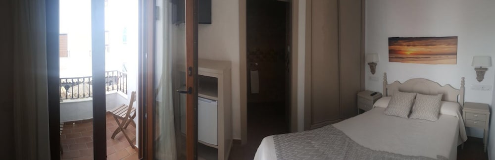 hotel almadraba