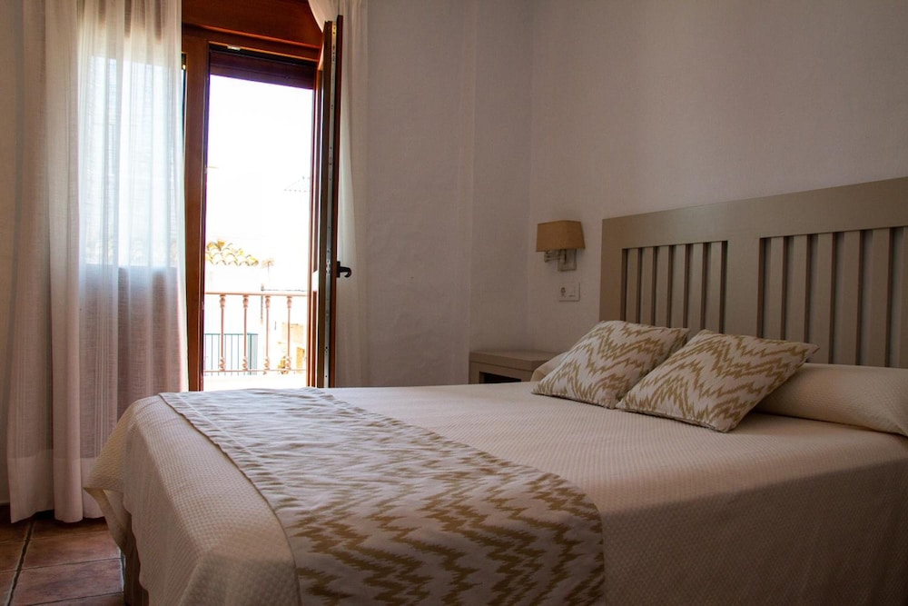 hotel almadraba