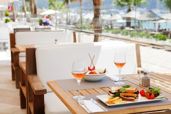 the beachfront hotel adult only 16 plus