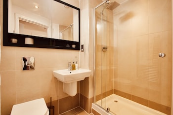 deluxe city centre apt balcony view and free parking