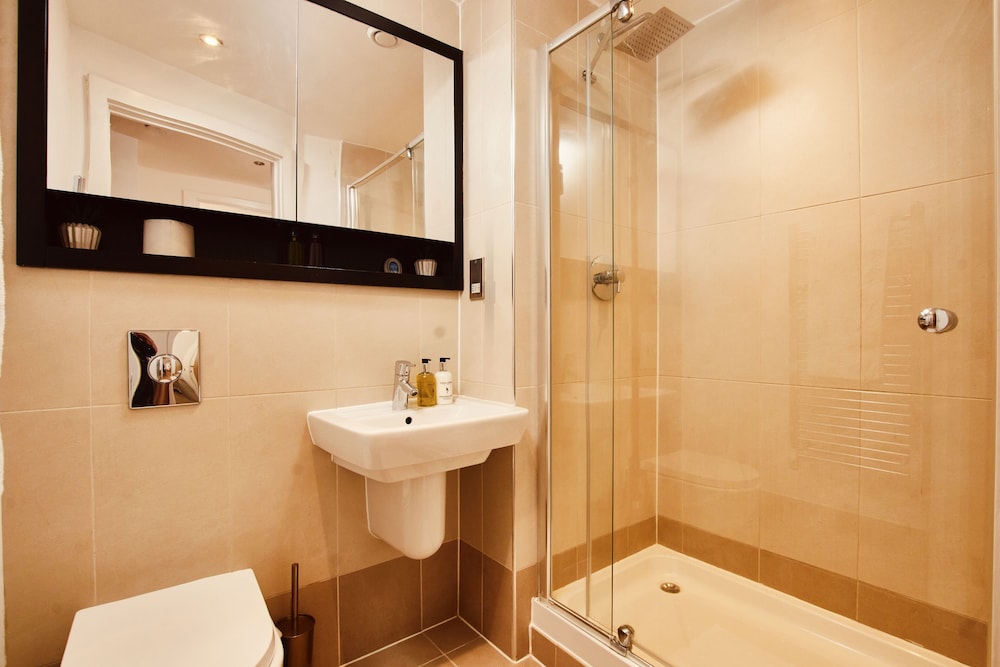 deluxe city centre apt balcony view and free parking