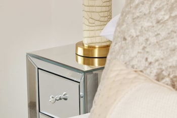 deluxe city centre apt balcony view and free parking